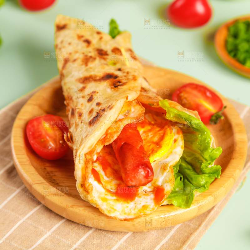 盘子里的手抓饼卷香肠鸡蛋