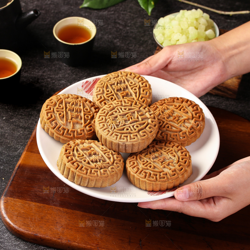 手端着一盘荞麦五仁月饼