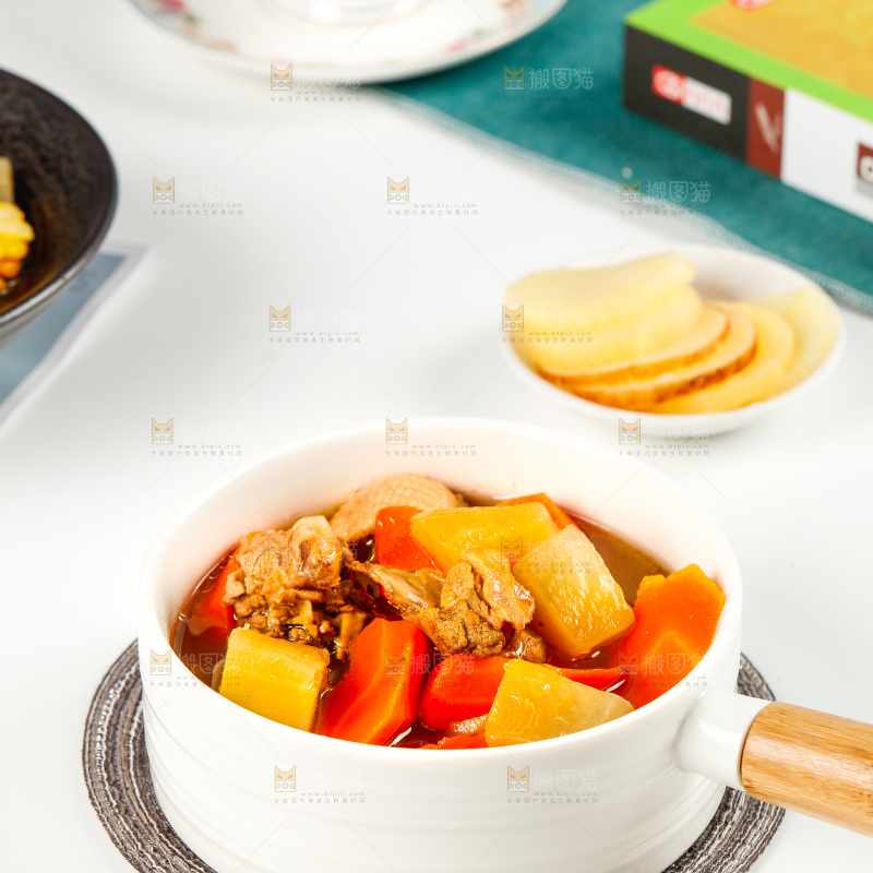 碗里装着鸡肉炖胡萝卜