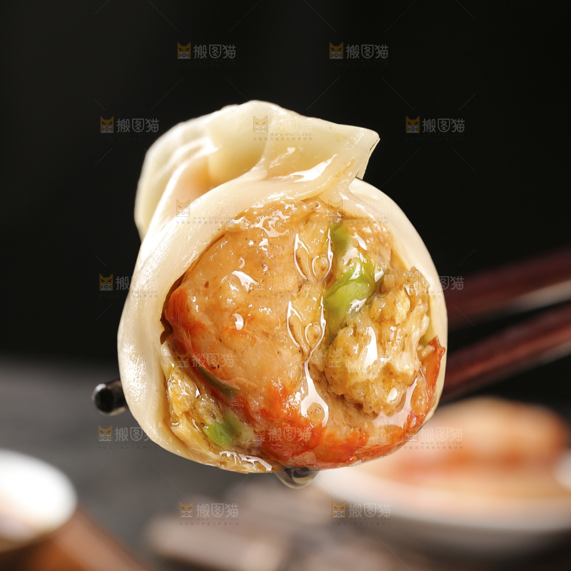 筷子上夹着小龙虾饺子