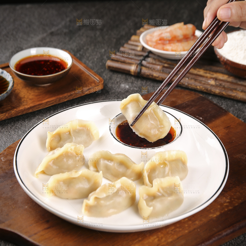 筷子上夹着小龙虾饺子