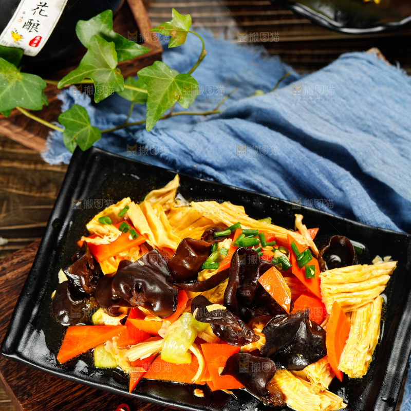碟子里装着木耳炒腐竹