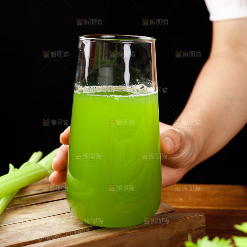 手里拿着一杯西芹汁