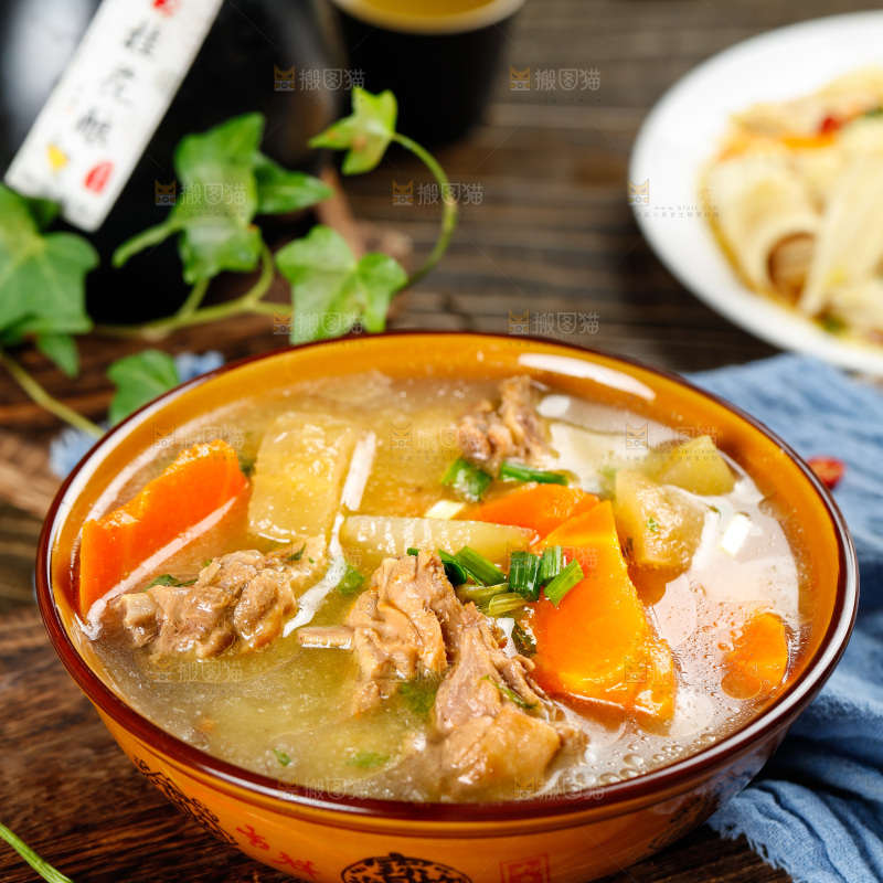 碗里装着鸡肉炖胡萝卜