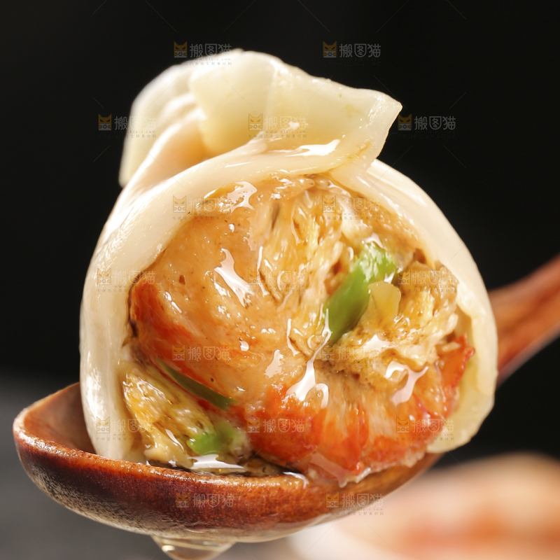 勺子上放着小龙虾饺子