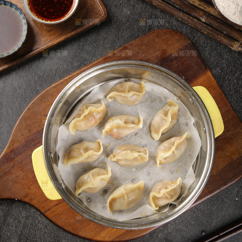 蒸笼里的小龙虾饺子