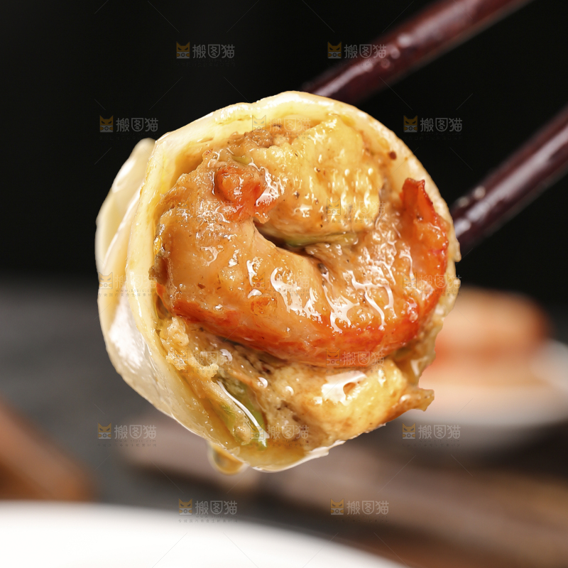 筷子上夹着小龙虾饺子