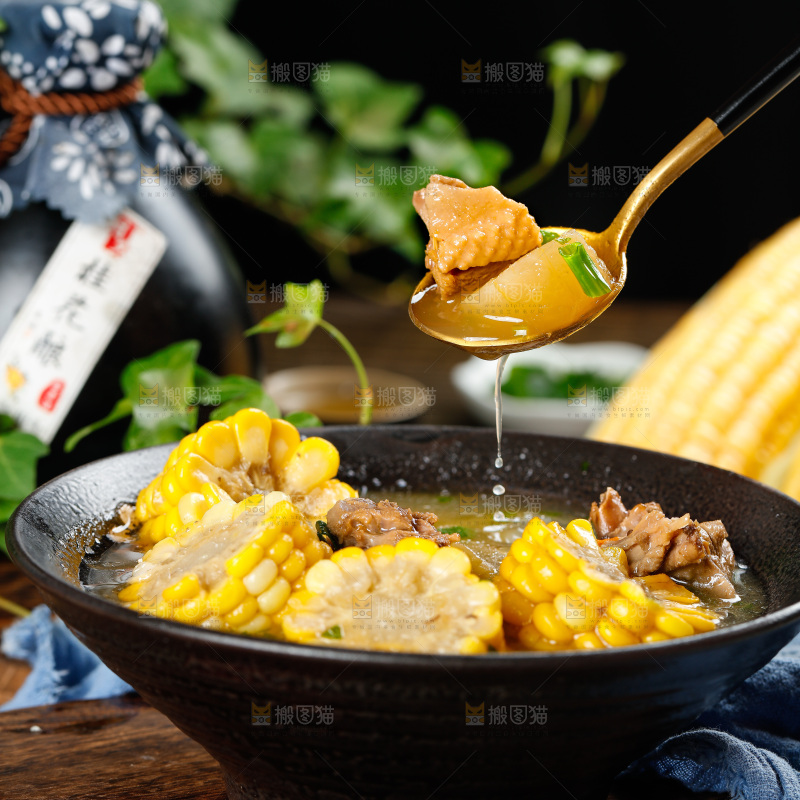 盘子里装着鸭肉烧玉米