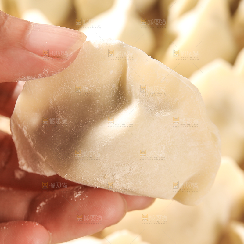 手上拿着手工饺子