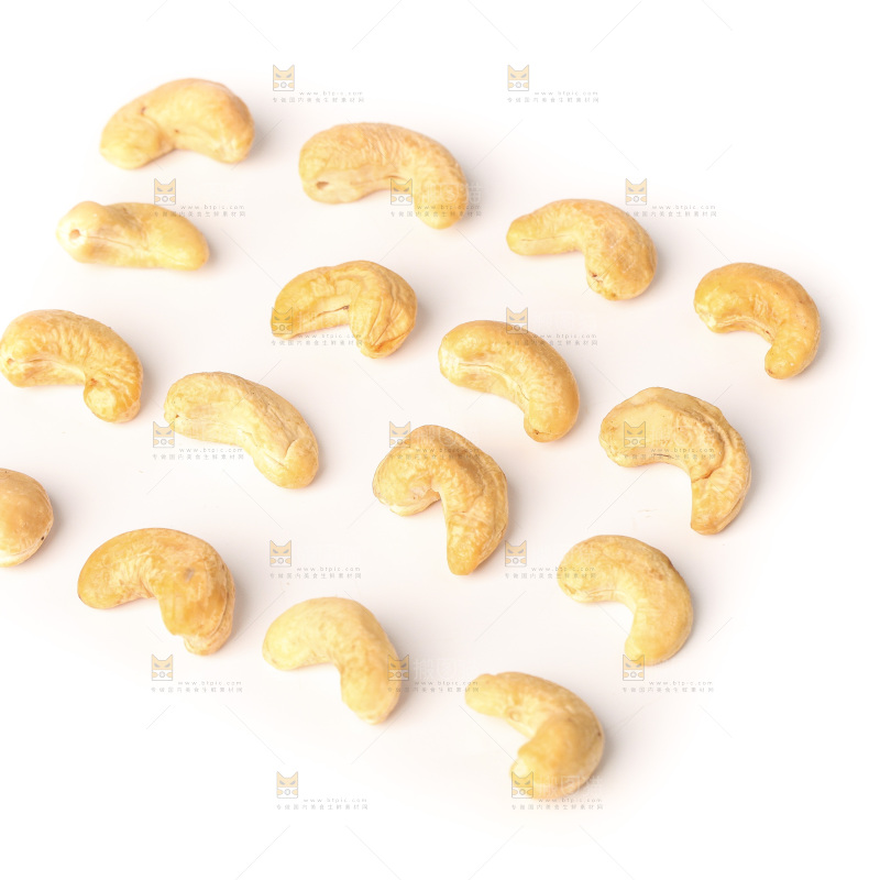 白底上摆放的腰果