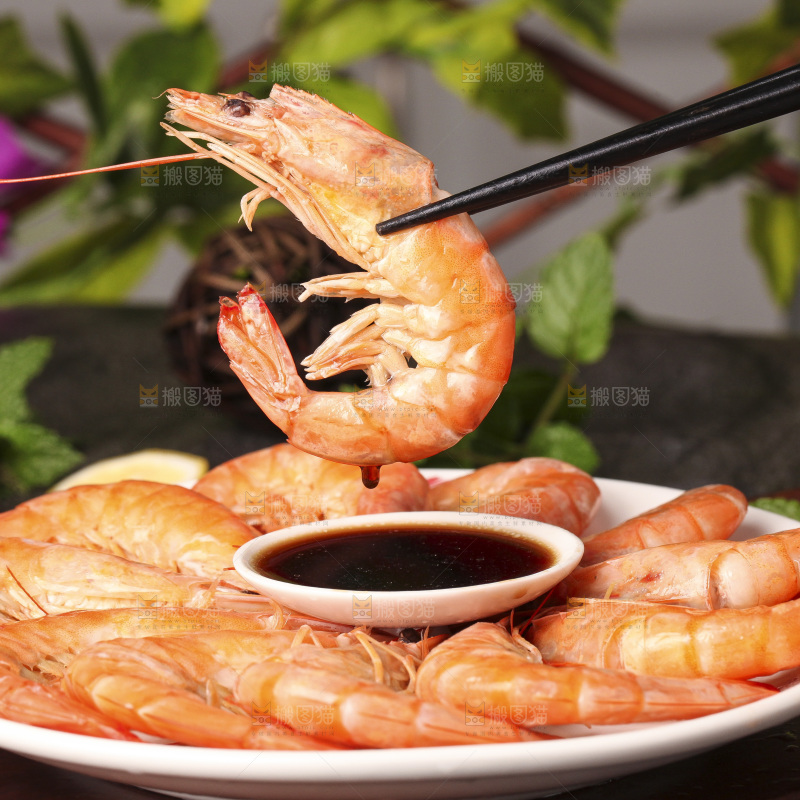 筷子上夹着清蒸大虾