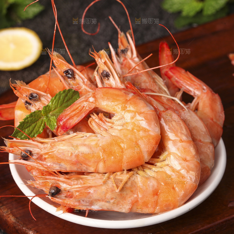 木底上放着一碟清蒸大虾