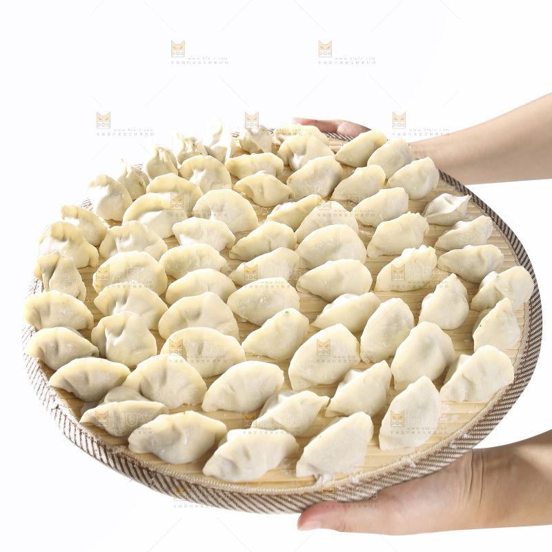 手里端着手工饺子