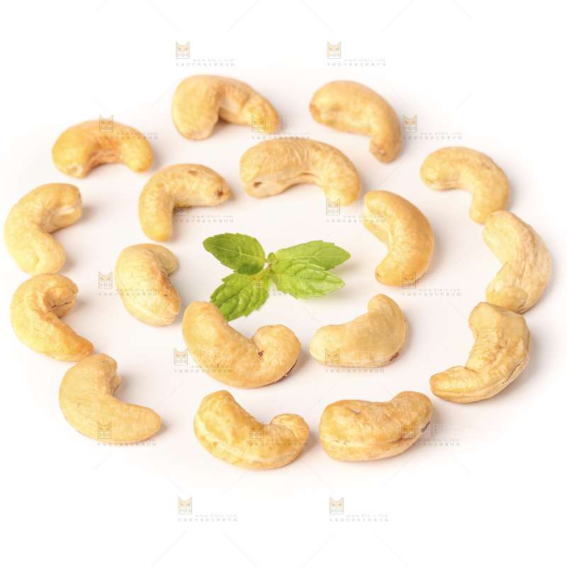 白底上摆放的腰果
