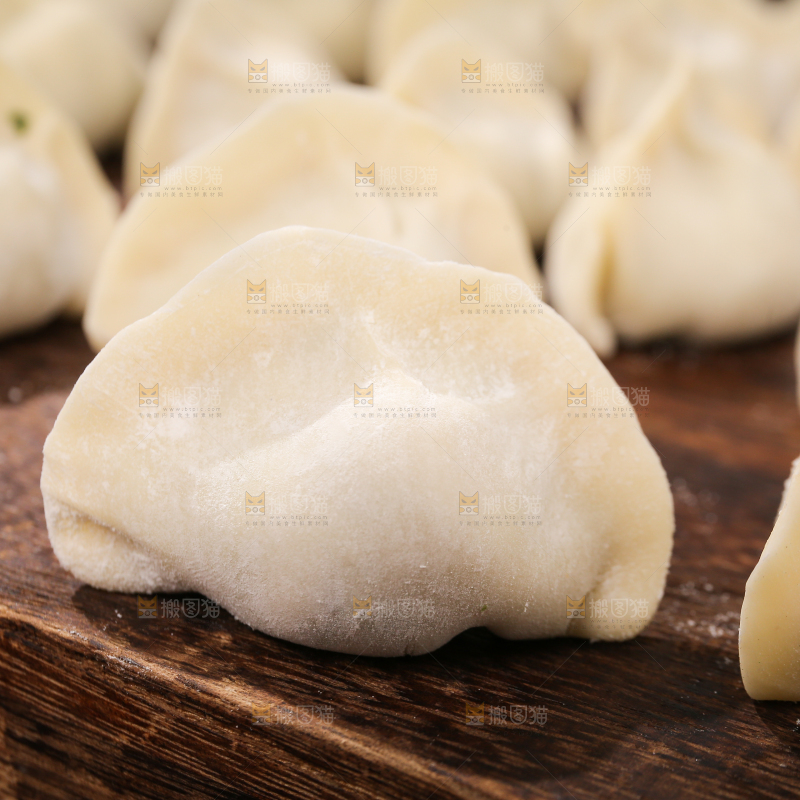 木板上摆放着饺子