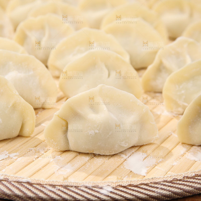 木垫上放着的手工饺子