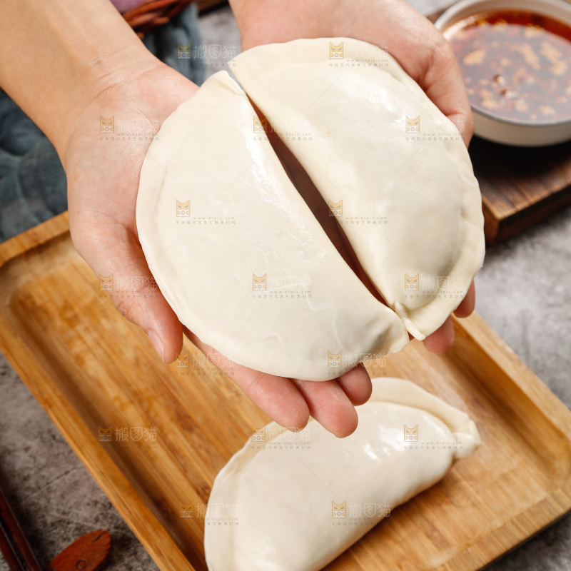 手上放着大船饺
