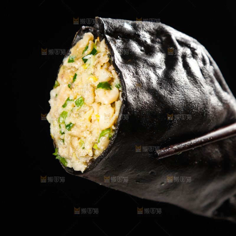 筷子上夹着墨鱼大饺子