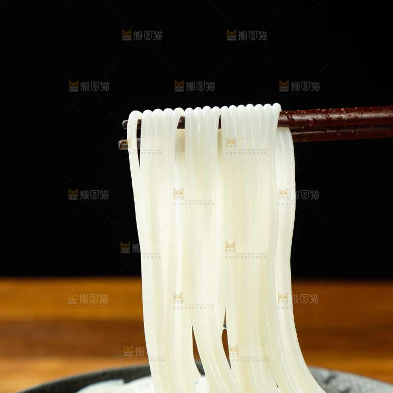 筷子夹着碗里的米粉