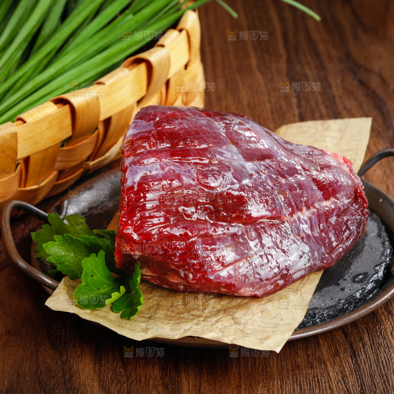 木底上的一盘牛肉