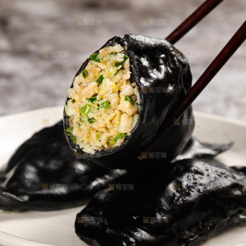 筷子上夹着墨鱼大饺子