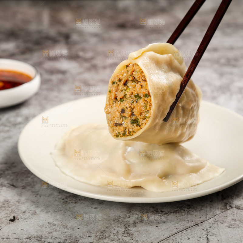 筷子上夹着蟹黄大饺子