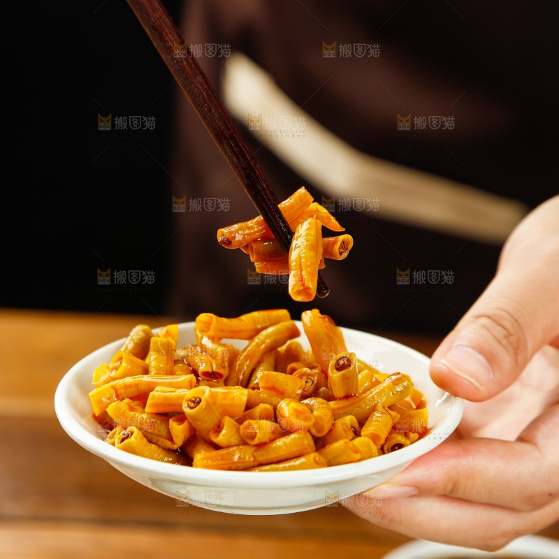 筷子夹着碟子里的酸豆角