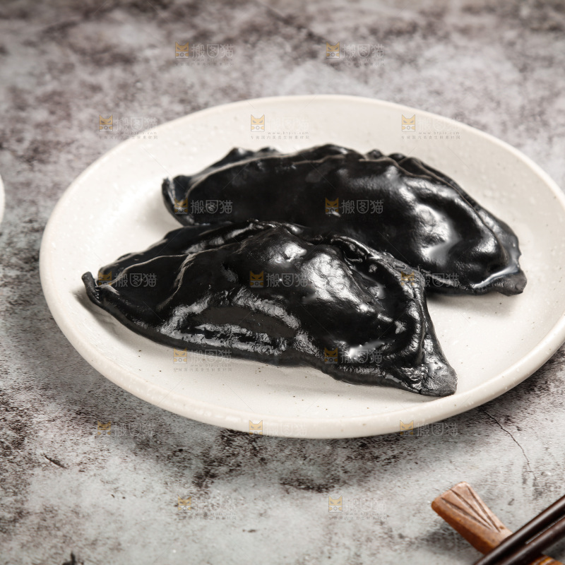 盘子里的墨鱼大饺子