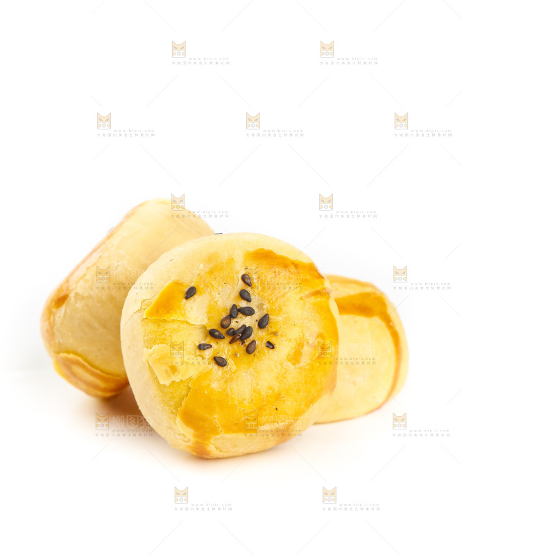 白底上放着蛋黄酥
