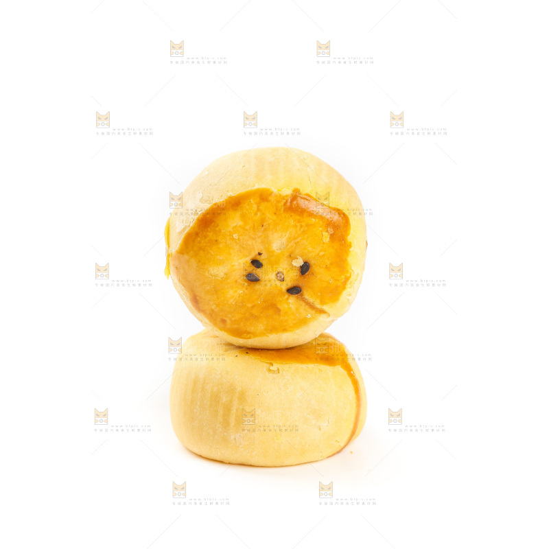 白底上放着蛋黄酥