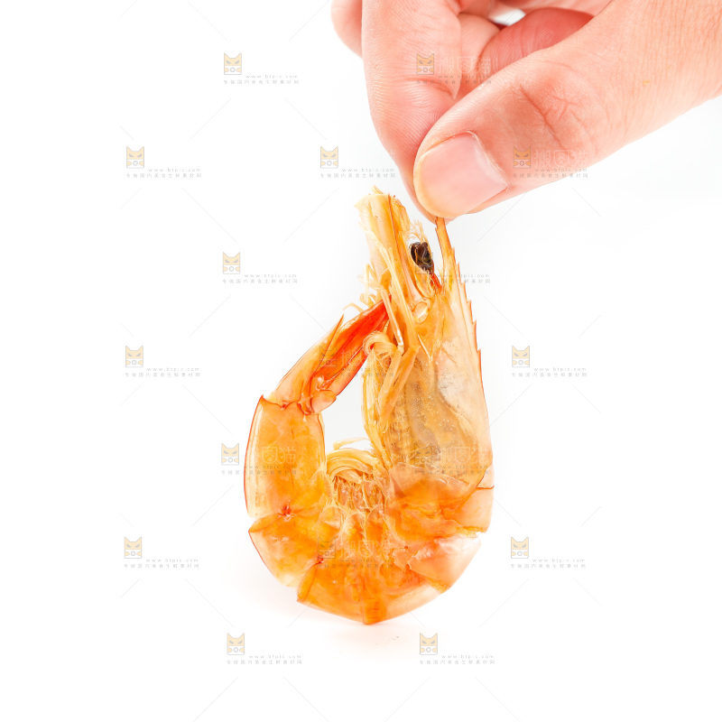 手拿着碳烤虾干