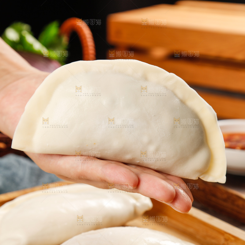 手上放着大船饺