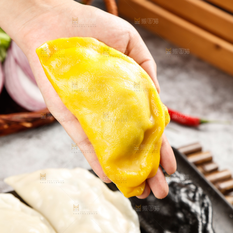 手上放着黄花鱼大饺子
