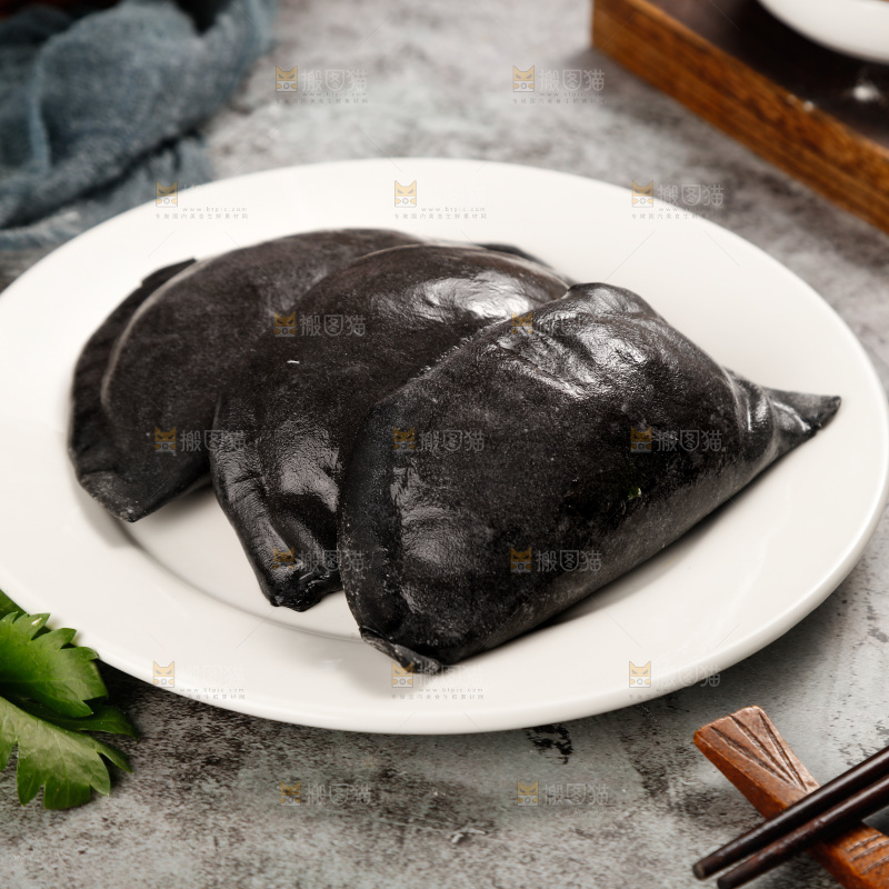 盘子里的墨鱼大饺子