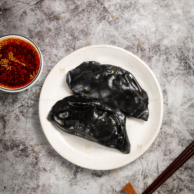 盘子里的墨鱼大饺子