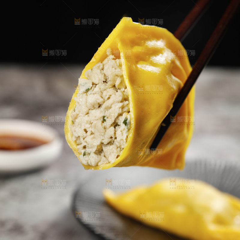 筷子上夹着黄花鱼大饺子