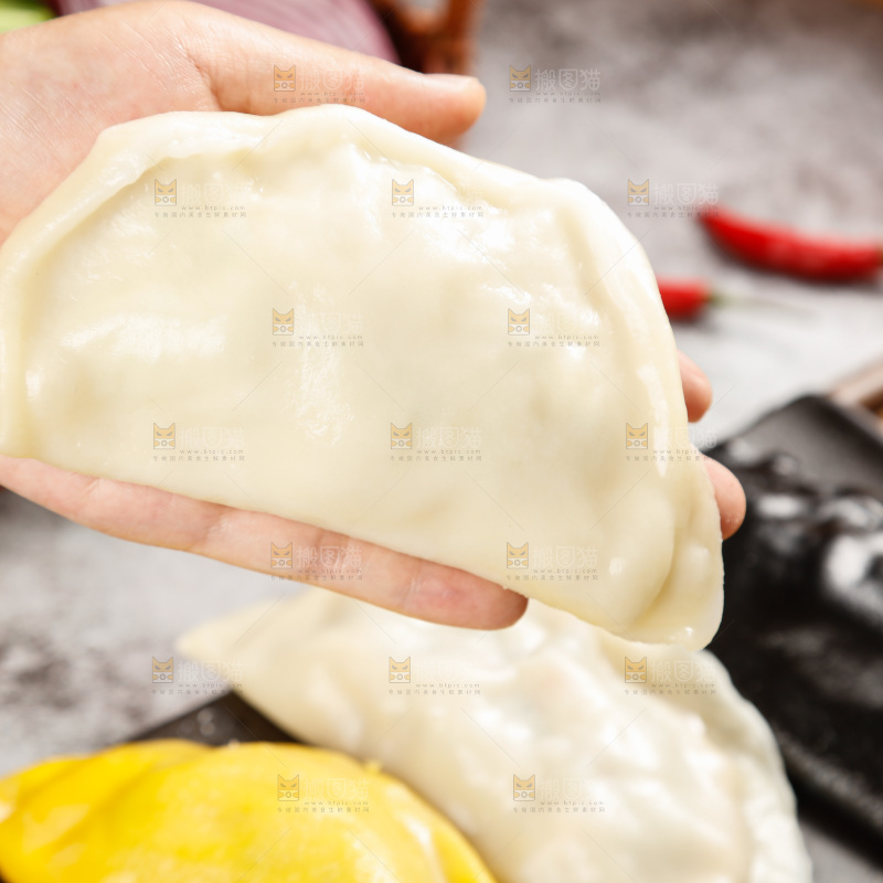 手上放着鲅鱼馅饺子