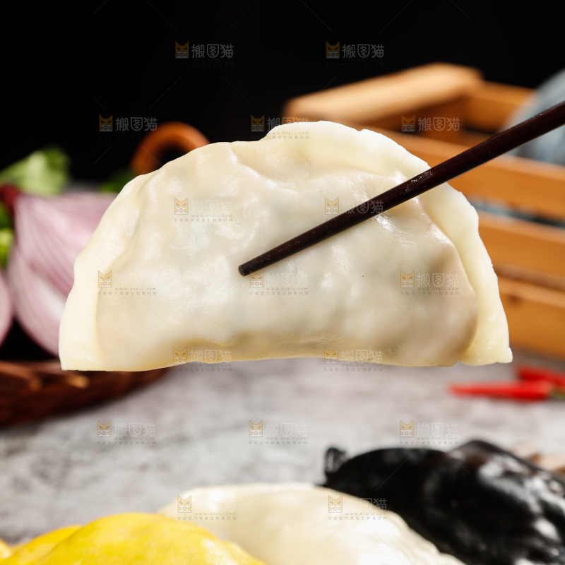 筷子上夹着鲅鱼大饺子