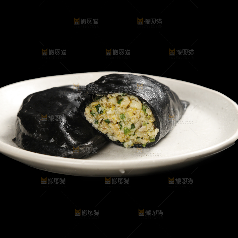 盘子里的墨鱼大饺子