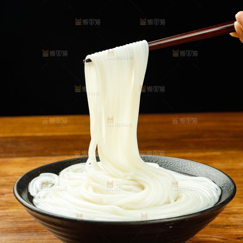 筷子夹着碗里的米粉