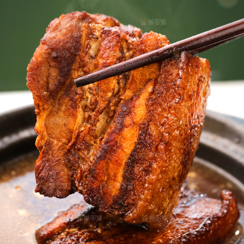 筷子上夹着红烧肉