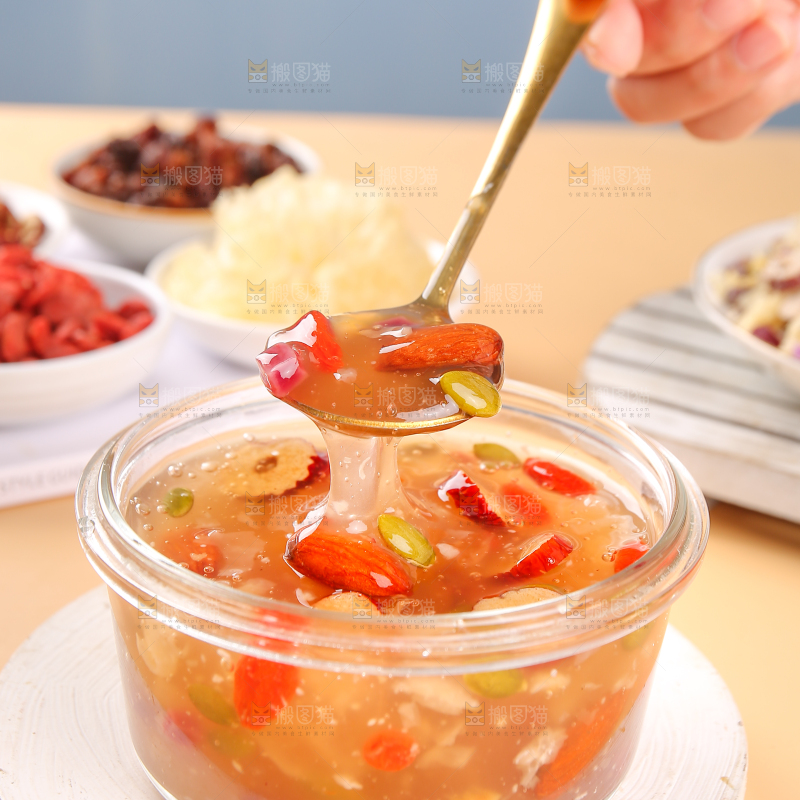 勺子上的坚果银耳羹