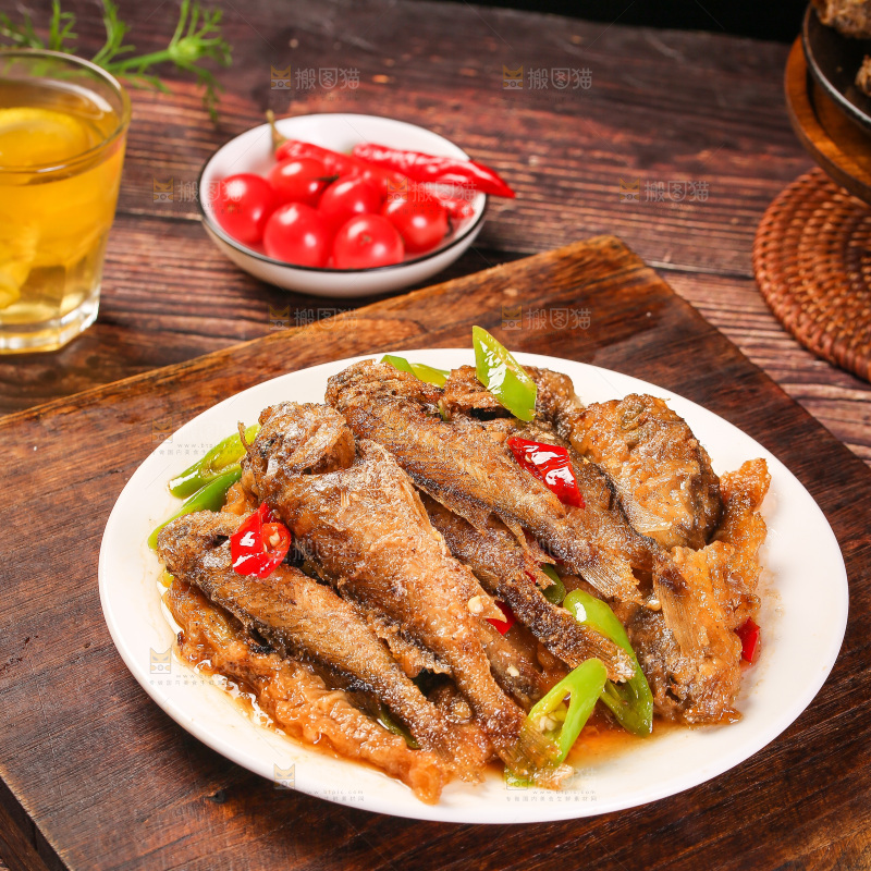 木底上放着一盘香酥煎鱼