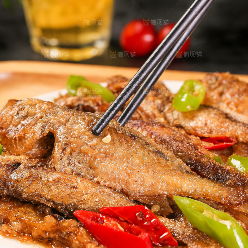筷子夹着香酥煎鱼