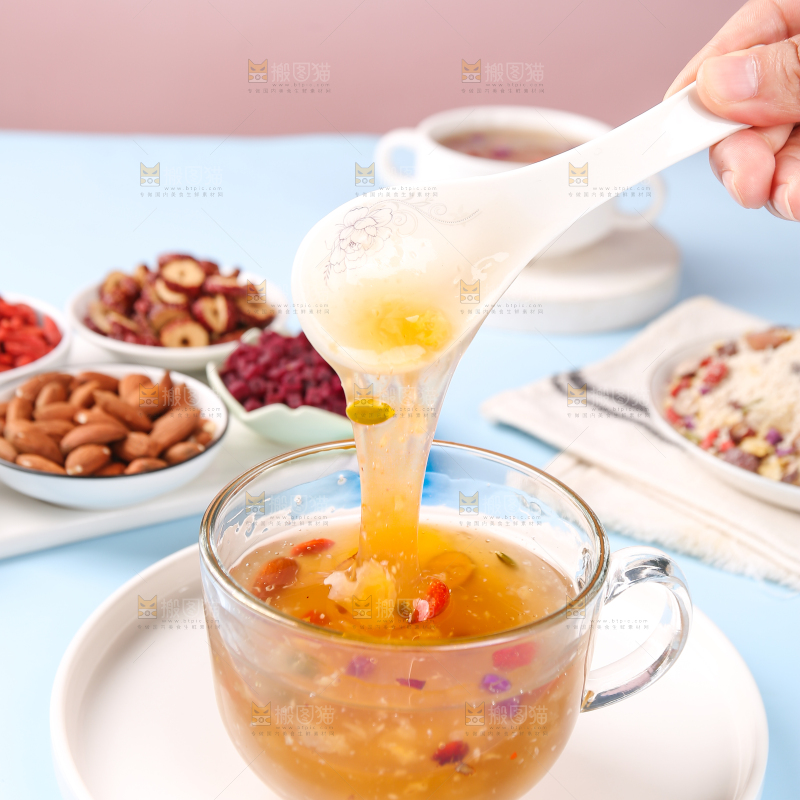 勺子里的红枣坚果银耳羹