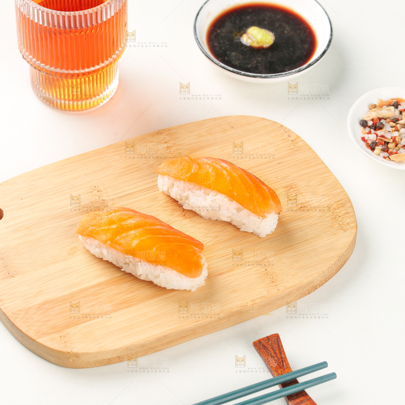 木板上放着三文鱼寿司