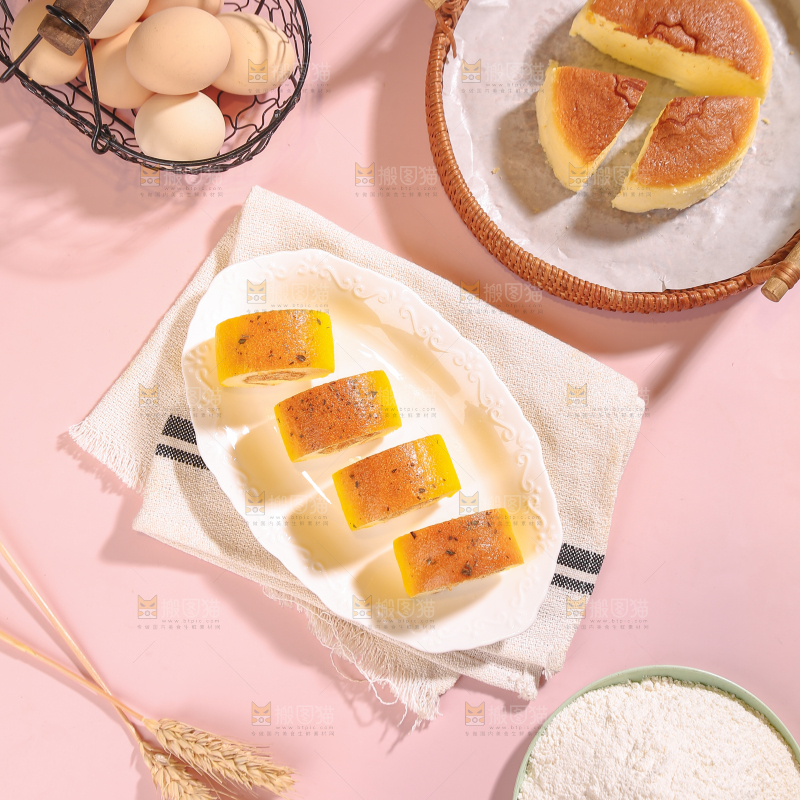 盘子里的肉松蛋糕卷