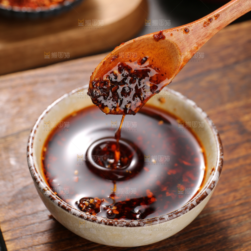 勺子上的油泼辣子