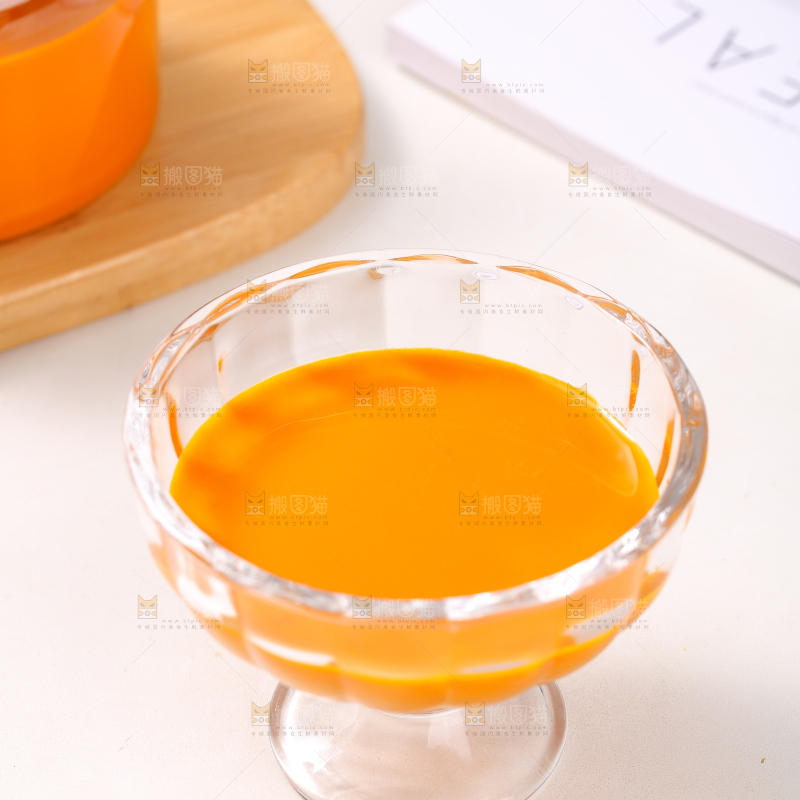 白底上的一杯沙棘果汁