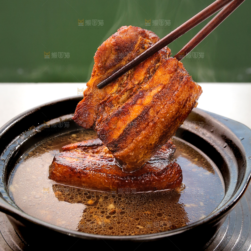 筷子上夹着红烧肉